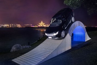 Papírhídon kelt át a kéttonnás terepjáró