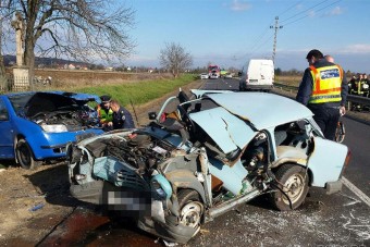 Így tört ripityára egy Trabant a 3-as főúton
