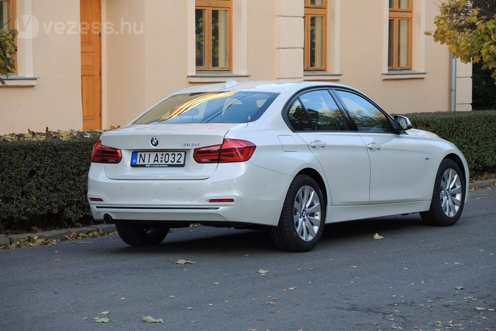 Nem látszik, hogy frissítésen esett át a BMW 3-as, más a lökhárító és a hátsó lámpa, de alig