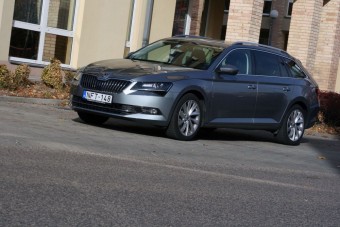 Teszt: Škoda Superb Combi 2,0 TDI Style