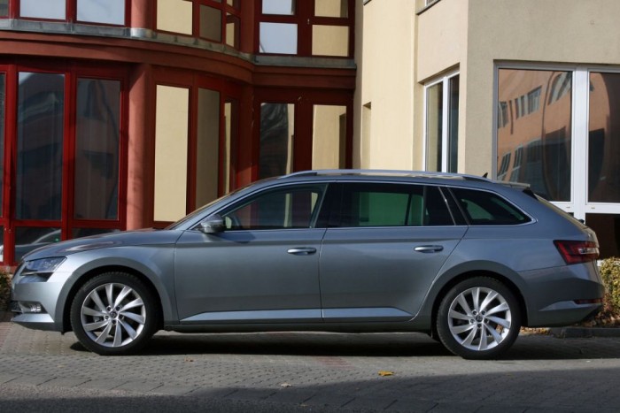 Teszt: Škoda Superb Combi 2,0 TDI Style 4 Kár kifelejteni konfiguráláskor a magától fékező-gyorsító adaptív tempomatot. A 210-ig működő 213 360 forintba kerülne, a 160-ig dolgozó a felébe és nagyon jól dolgoznak