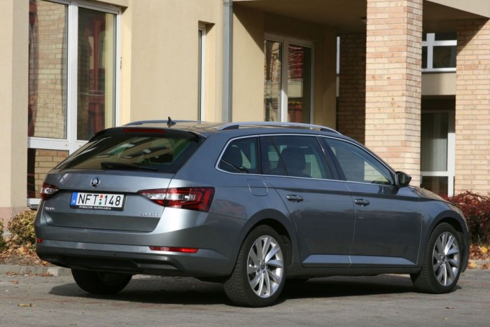 Teszt: Škoda Superb Combi 2,0 TDI Style 3 308 610 forintba kerülne az adaptív lengéscsillapítás. Megéri az árát, de a jól hangolt futóművel könnyen nélkülözhető