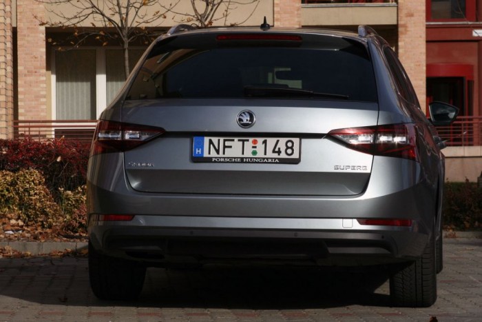 Teszt: Škoda Superb Combi 2,0 TDI Style 7 10 375 000 Ft az elöl hajtó Superb Combi listaára Style kivitelben a 150 lóerős motorral, automatikus váltóval. A központi kedvezmény 899 999 Ft