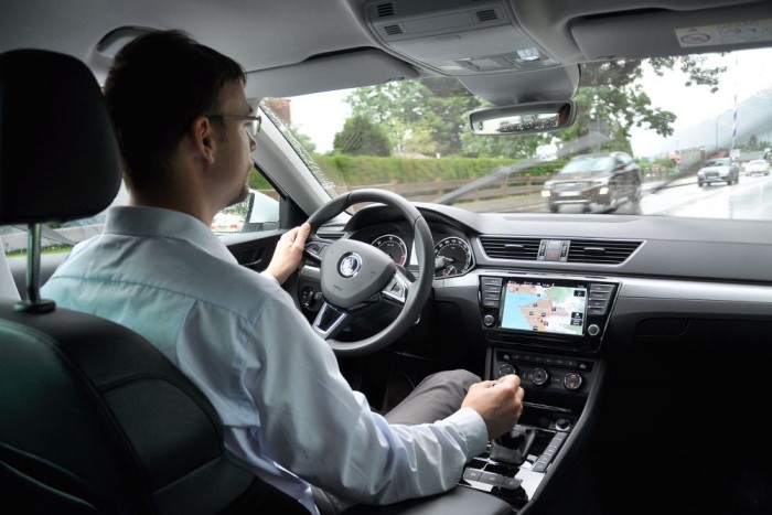 Teszt: Škoda Superb Combi 2,0 TDI Style 6 Vezetni nem különösebb élmény a Superbet, utazni benne annál inkább. Nagyon jó a zajszigetelés és az ülés