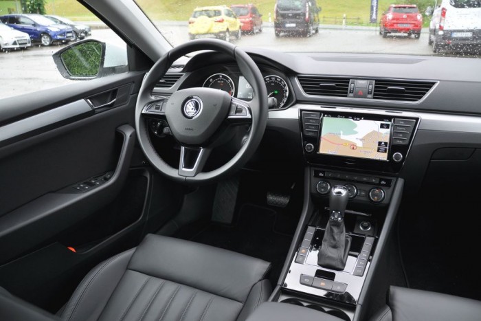 Teszt: Škoda Superb Combi 2,0 TDI Style 2 Felármentesen választható bézsszínű ülés- és ajtókárpit az alsó felén világos műszerfallal, ha ez a sötétszürke túl komor. A középső kartámaszban van egy rekesz a tableteknek