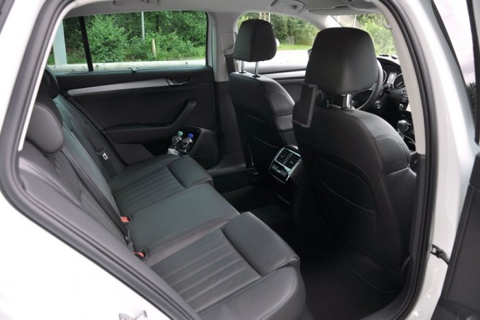 Elkényezteti a hátsó utasokat a Superb. Felárért van háromzónás légkondicionáló és ülésfűtés is