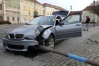 Vitte a villanypóznát a szombathelyi BMW-s