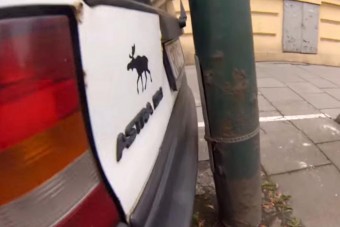 Hétköznapi csoda, amilyen szűk helyre áll a férfi