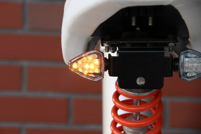 Irányjelző. MAgától működik, hozzá sem kell nyúlni. Nagy fekete BMW-kbe ideális extra lenne.