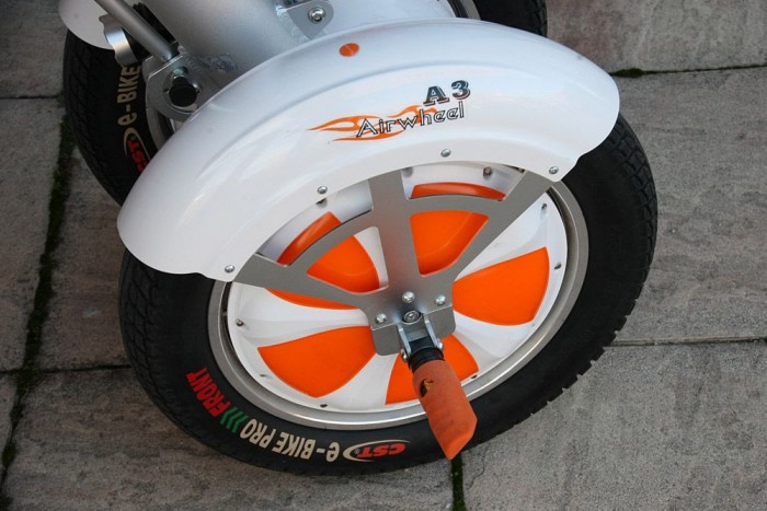 Lehajtható lábtartó. Akár állni is lehet rajta. De ez hülyeség, hiszen van rajta ülés is.