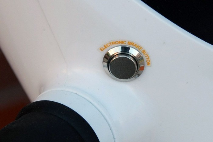 Ha hirtelen kéne lefékezni, ezt a gombot kell megnyomni