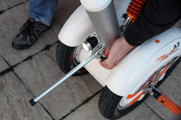 Váháhá, utólagos, pálcika kitámasztó. Az Airwheel egyetlen suta alkatrésze