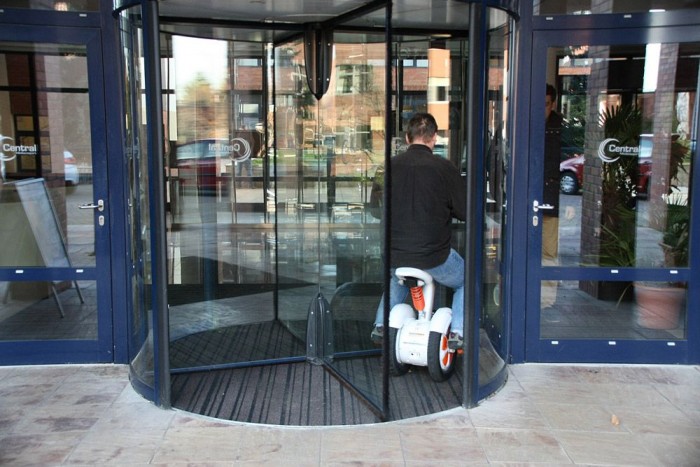 Az amúgy utálatos forgóajtó sem leküzdhetetlen feladat vele