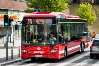 Biztonságos hibrid buszt mutatott be a Scania