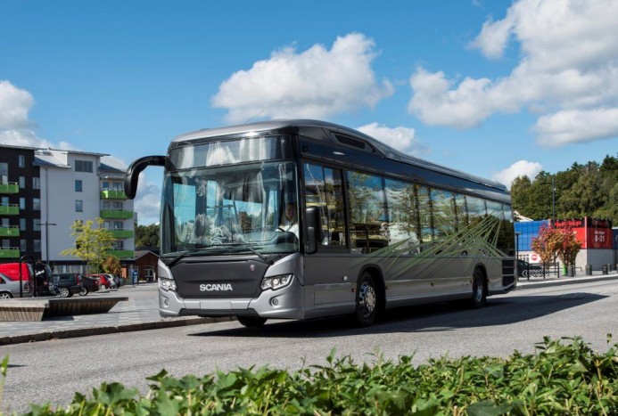 Biztonságos hibrid buszt mutatott be a Scania 3