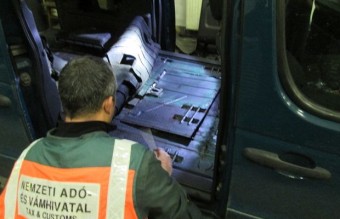 Spéci járgánnyal bukott le a cigicsempész