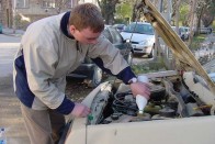 Figyelj a hűtőfolyadékra! A hűtőfolyadék fagyáspontját benzinkútnál ingyenesen megmérik. Ha nem éri el a mínusz 20-25 fokot, a motortérben található tágulási tartályba házilag tölthetünk fagyálló hűtőfolyadékot. Ellenőrzése kiemelten fontos, ha megfagy a hűtőfolyadék, akkor szétrepedhet a hengerfej vagy a motorblokk, jobb esetben a hűtő repedhet meg.