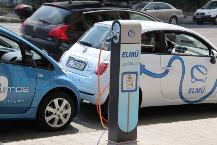 Prototípus lámpaoszlop tölti a fővárosi villanyautókat 1 Hazánkban az ELMÜ-ÉMÁSZ az elektromobilitás egyik fő motorja. A Jedlik Ányos-programmal az állami háttér is adottá vált az elektromos autózás elterjedéséhez