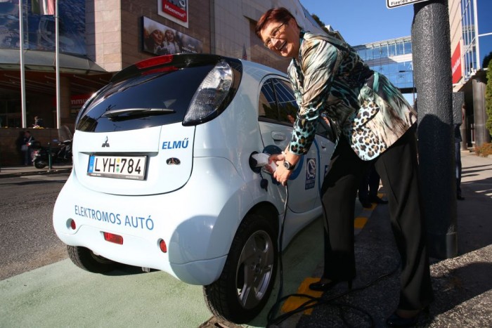 Prototípus lámpaoszlop tölti a fővárosi villanyautókat 2 Mostantól a két Mammut között is lehet elektromos autót tölteni. Épp Dr. Marie-Theres Thiell asszony, az ELMÜ-ÉMÁSZ igazgatóságának elnöke tankol