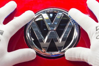 A Volkswagen elrontotta, a migránsok helyrehozzák