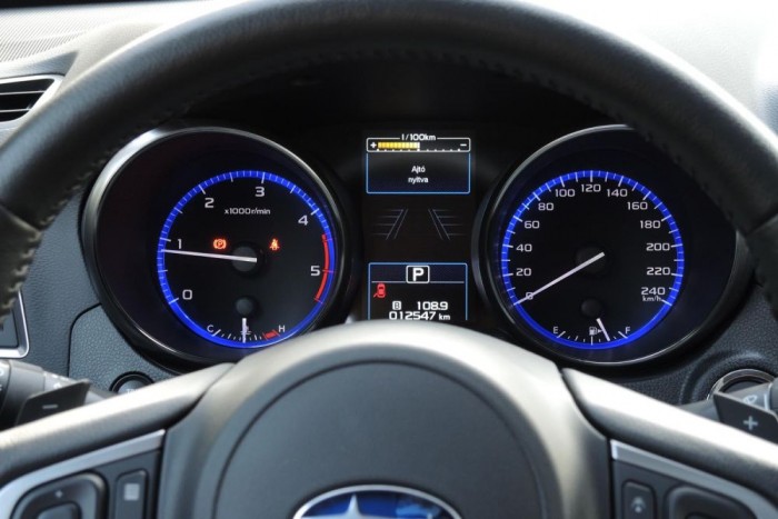 Teszt: Subaru Outback 2.0 D Lineartronic 9 | Vezess Magyarul is tud, a kijelző minden információt megad, ami szükséges