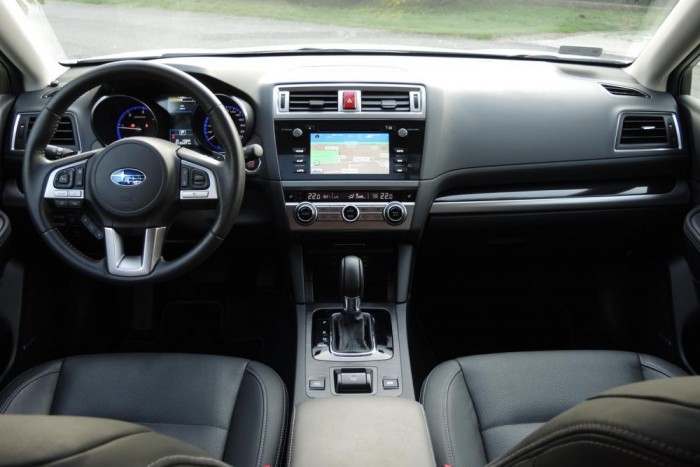 Teszt: Subaru Outback 2.0 D Lineartronic 4 Egyszerű, sallangmentes belső, ami néhány részletével 1998-ba repít vissza. Főleg az ezüst színű műanyag a középkonzolon.