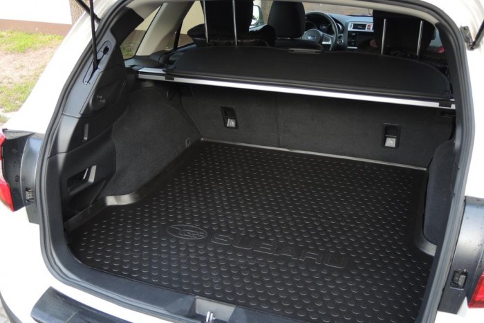 Teszt: Subaru Outback 2.0 D Lineartronic 10 | Vezess Hatalmas hátsója bármit elnyel, és a kosz miatt sem kell aggódnunk, hála a gyári gumitálcának.