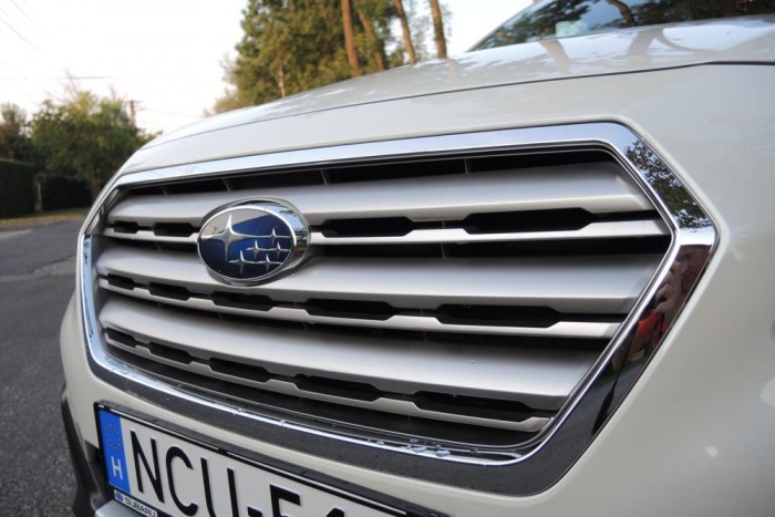 Teszt: Subaru Outback 2.0 D Lineartronic 7 | Vezess Az ötszögű hűtőrács masszív krómkeretet kapott, nem túl egyedi de látványos.