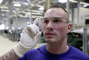 Okosszemüveggel dolgoznak a Volkswagen-gyárban