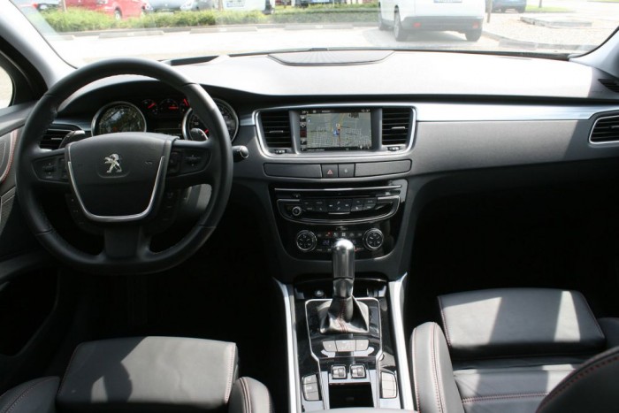 Nagyon kevés a rakodóhely az utastérben. A minőségérzet kifogástalan