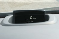 Műanyaglapra vetít a head up display