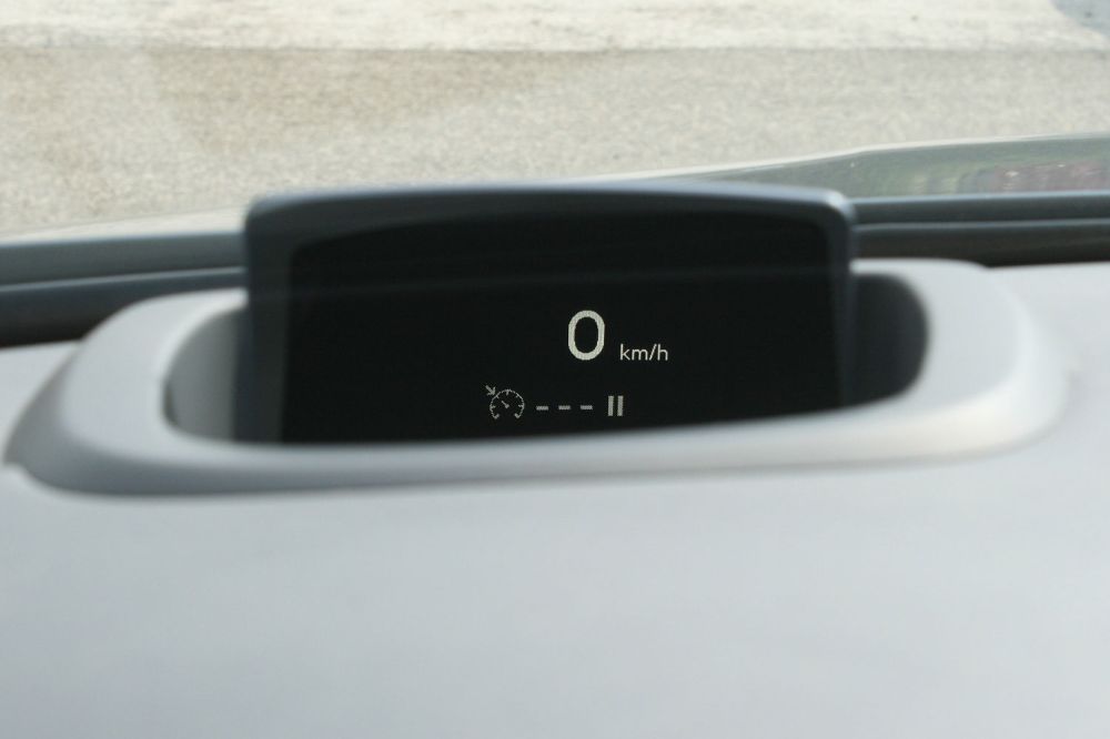 Műanyaglapra vetít a head up display