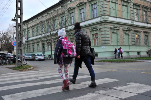 Keresi a rendőrség a 9 éves gyerekre ráhajtó nőt. Zebrán történt a baleset.