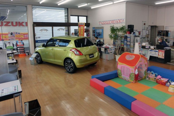 Alig áll autó a szalonban, a cél, hogy az ügyfél jól érezze magát