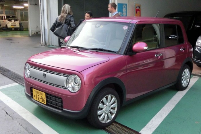 Papíron 2,8, városban a kúton mérve nagyjából 5 litert fogyaszt százon a háromhengeres kisautó