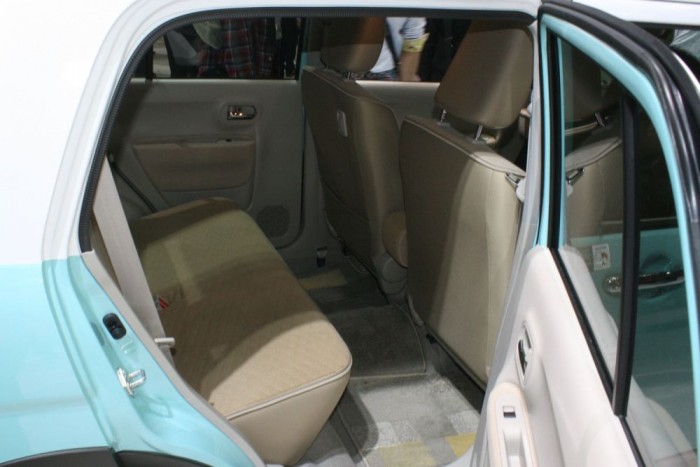 Érthetetlenül tágas a hely a második sorban, pedig az egész autó csak 339,5 centis