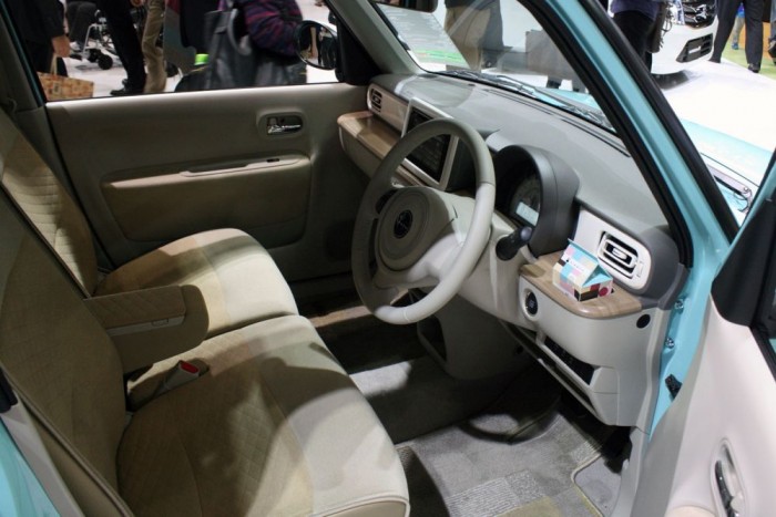 Nem kell vezetési élményt kínálni. Elég egy apró motor, CVT-automatával és hangulatos belső térrel