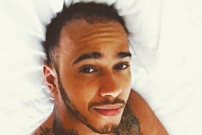 F1: Meztelenül fetrengett Hamilton