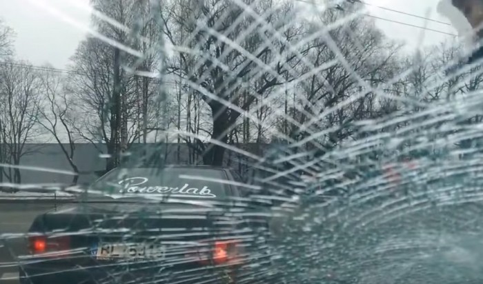 Lecsapott a kalapácsos Mercis, szörnyet halt a szélvédő