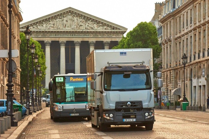 Az elektromos D-modellen meg se látszik, hogy nem robbanómotor hajtja. 