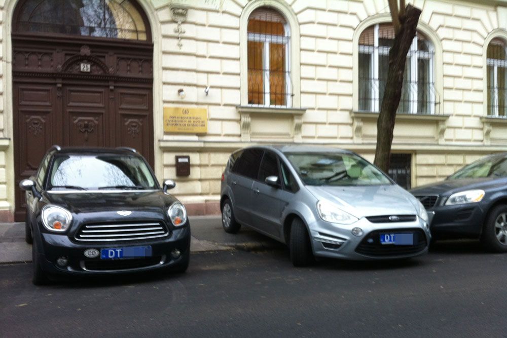 Budapest egyik legelegánsabb negyedében így parkolnak a diplomaták