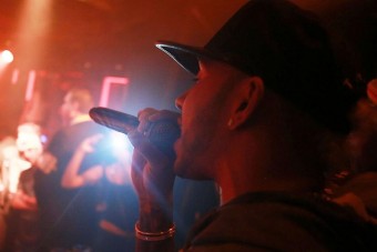 Énekórákat vesz Lewis Hamilton