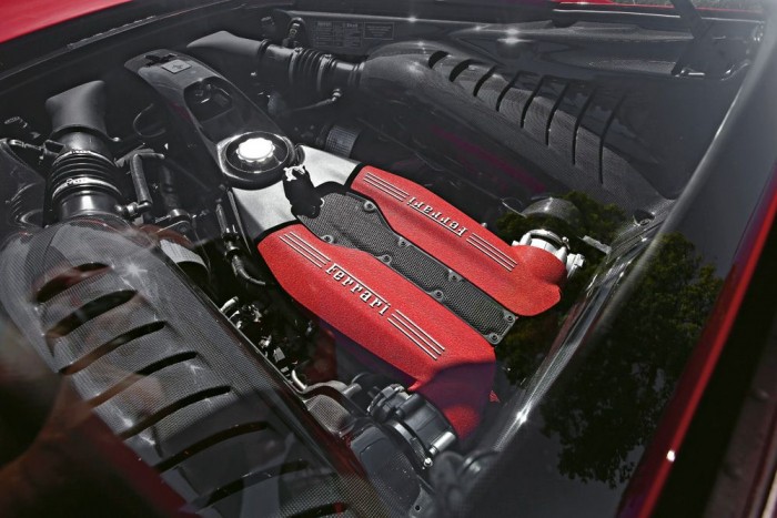 Vezettük: Ferrari 488 GTB 7 Nem kell siratni a szívómotort: a turbómotor is tökéletes élményt ad, a korábbinál sokkal nagyobb teljesítmény mellett
