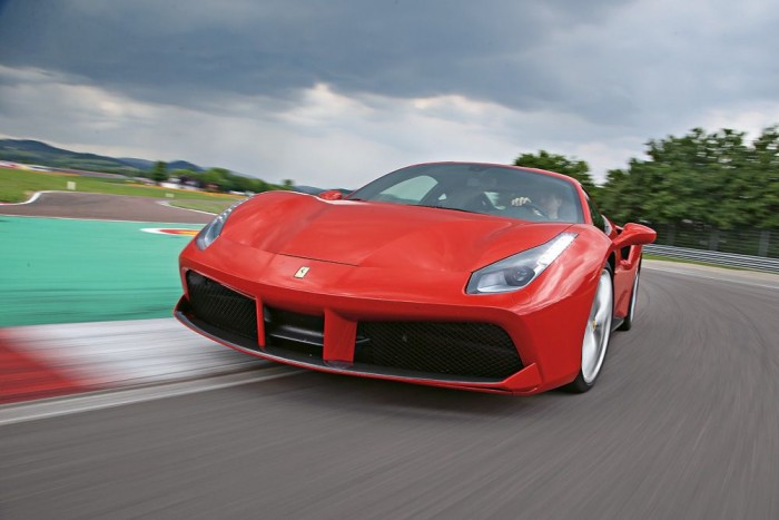 Vezettük: Ferrari 488 GTB 2 A 458-hoz képest a GTB-n elöl és hátul egyaránt egy centiméterrel szélesebbek az abroncsok