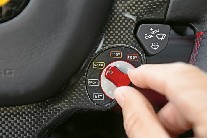 Vezettük: Ferrari 488 GTB 3 A Manettino vezérli többek között a példás hangolású menetstabilizálót. De akár ki is lehet kapcsolni vele