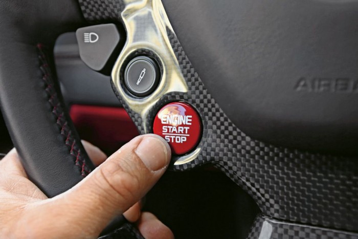Vezettük: Ferrari 488 GTB 4 Startgomb? Még szép, nem hiányozhat a kormányról
