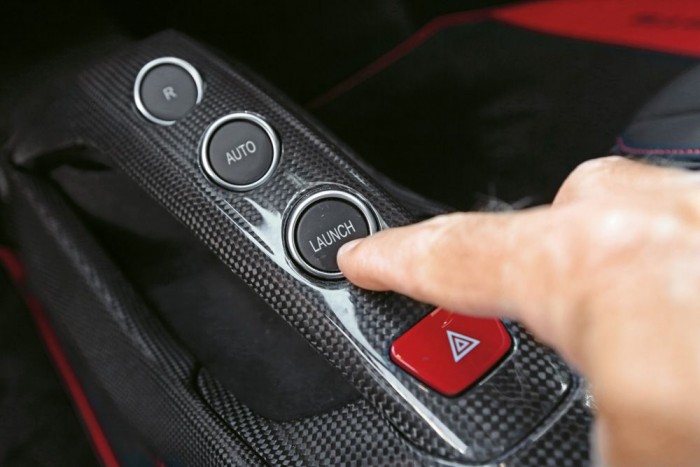 Vezettük: Ferrari 488 GTB 5 A duplakuplungos váltó elképesztő tempójú váltásokat produkál, a rajtprogram a gyors elindulásokhoz szükséges