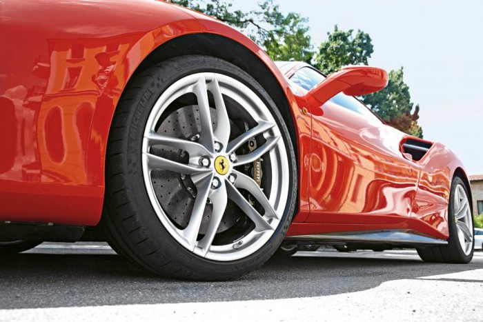 Vezettük: Ferrari 488 GTB 8 Milliméterekben mérhető pedálúttal lehet fékezni a kanyarok előtt