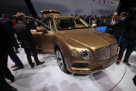 Oligarchák willkommen! Hétszemélyes, dízelmotoros és plug-in hibrid Bentayga is lesz. A W12-es motor 608 lóerős, a 100-ra gyorsulás 4,1 mp. 2,4 tonnával!