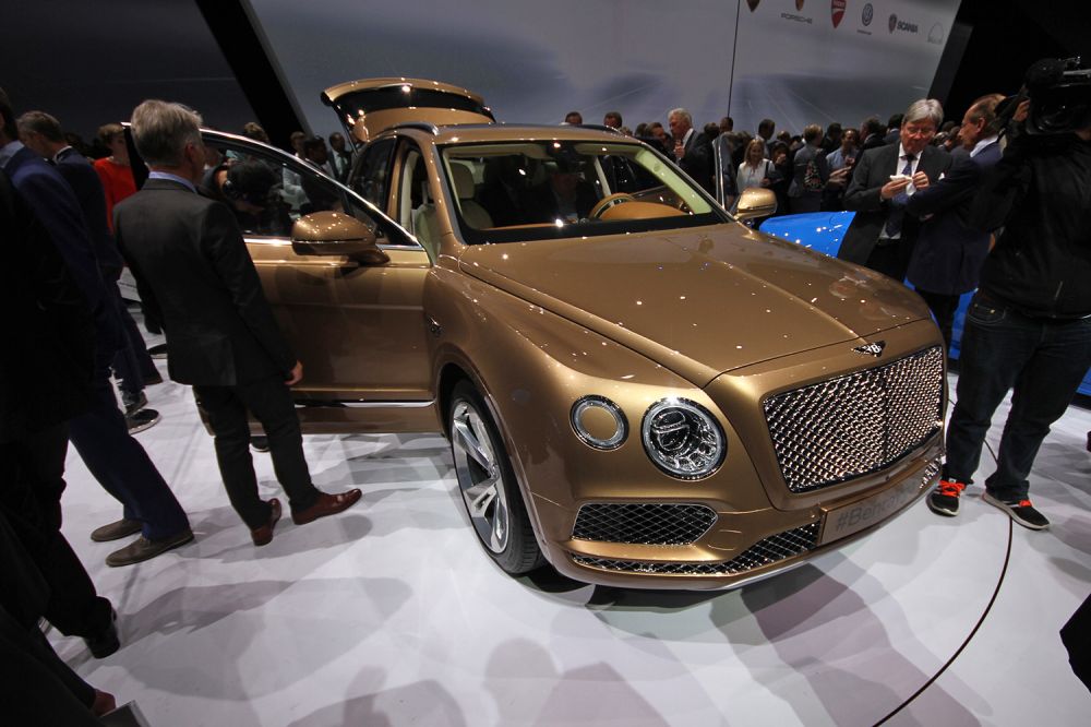 Oligarchák willkommen! Hétszemélyes, dízelmotoros és plug-in hibrid Bentayga is lesz. A W12-es motor 608 lóerős, a 100-ra gyorsulás 4,1 mp. 2,4 tonnával!